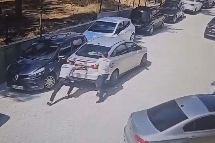 Hatay'da el freni çekilmeyen otomobil geri kaydı! 2 güvenlik görevlisi koşarak durdurdu