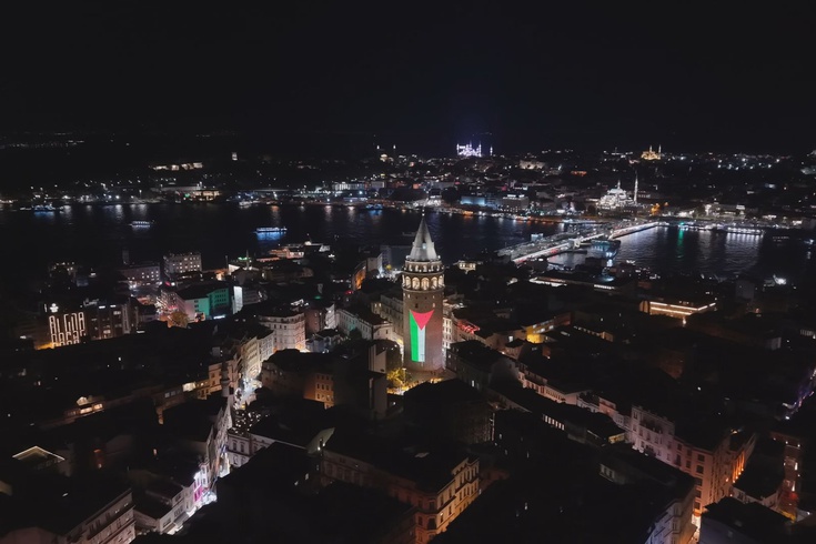 Galata Kulesi'ne Filistin bayrağı yansıtıldı! Bakan Ersoy'dan Gazze mesajı