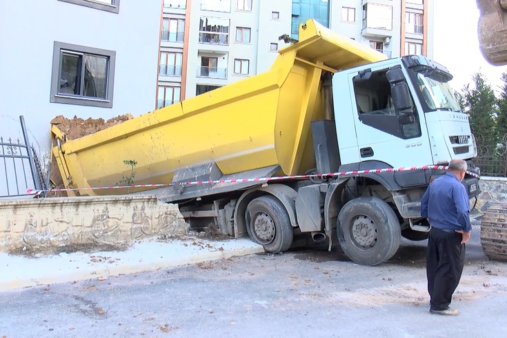 Pendik'te freni boşalan hafriyat kamyonu 6 katlı binanın iş yerine daldı! Şoför kayan araçtan atladı