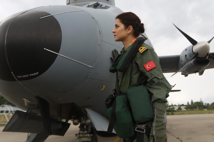 Türk Deniz Kuvvetleri'nin ilk kadın uçak pilotu göreve başladı