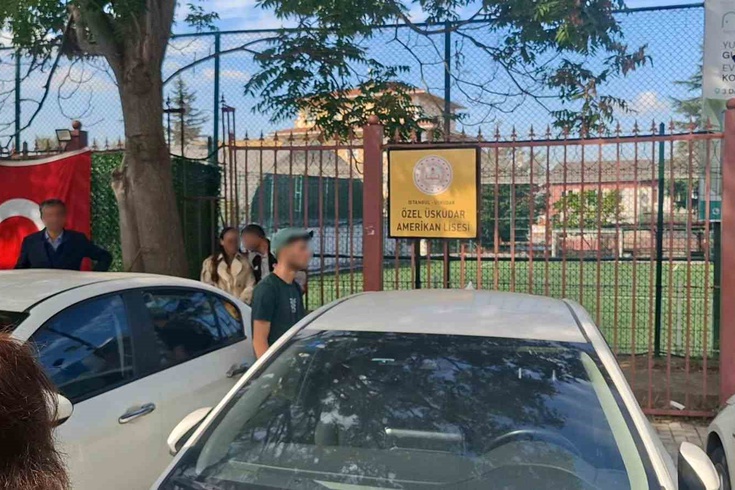 Üsküdar Amerikan Lisesi'nde trafo yangını! Veliler, görüntü almak isteyen muhabiri engellemeye çalıştı