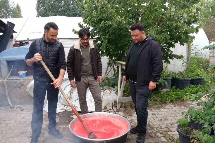 Sorgun'da üç arkadaş salça kaynattı