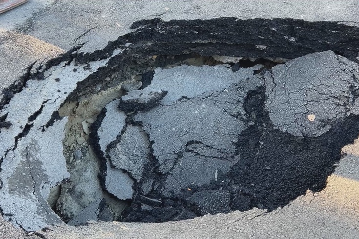 Beşiktaş Akatlar'da yol çöktü! Esnaf: Birkaç dakika önce okul servisi geçmişti