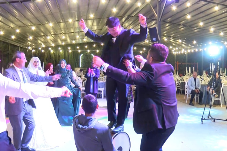 Trabzonlu öğretmenin Koreli damadı davulun üstünde göbek attı! Babanın iki şartı vardı