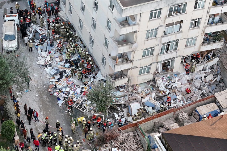 İstanbul'da 7 katlı binanın 3 katı çöktü! Mahsur kalanlar var