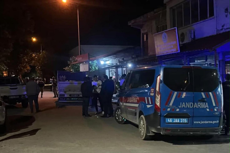 Kavga eden akrabalarını ayırmak isteyen polis memuru canından oldu
