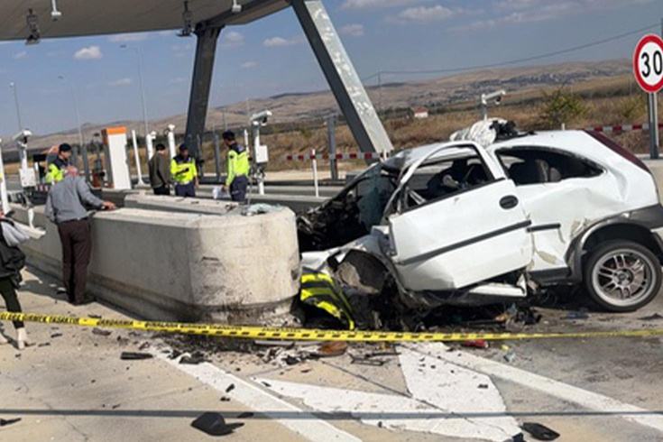 Terrible accident in Aksaray! The driver who crashed into the concrete barrier lost his life.