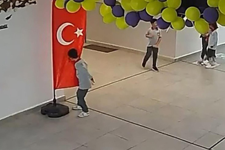 The little student's gesture toward the Turkish flag warmed hearts.
