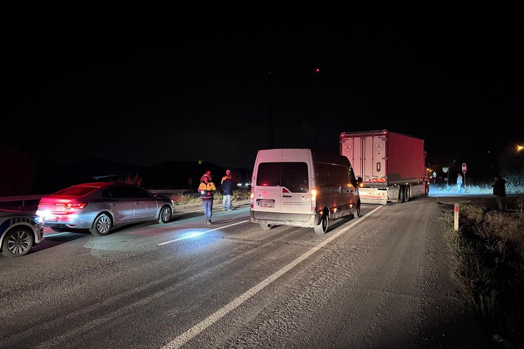 Kayseri İncesu'da iki otomobil çarpıştı, 3 kişi hayatını kaybetti, 1 kişi yaralandı