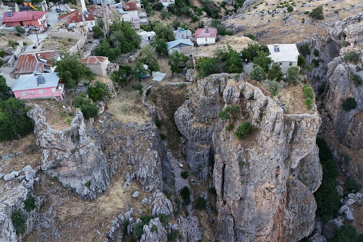 Anyone who sees this house takes a second look: Access to the house on different rocks and its garden is provided by a bridge.