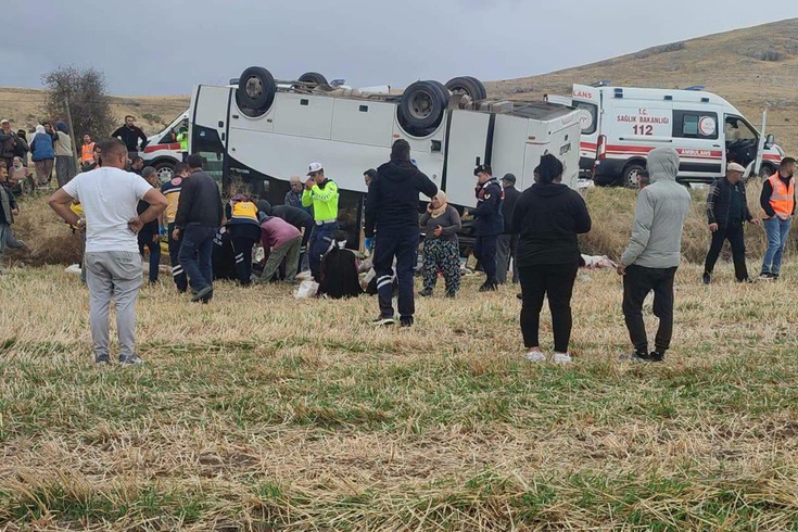 Afyonkarahisar Şuhut'ta midibüs şarampole devrildi, 25 kişi yaralandı