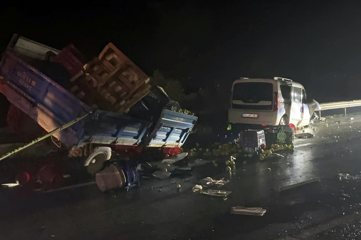 In a chain accident involving 3 vehicles in Geyve, Sakarya, 2 people died and 2 people were injured.