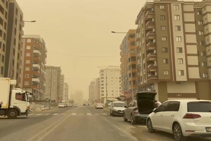 Şanlıurfa'da toz bulutu görüş mesafesini düşürdü