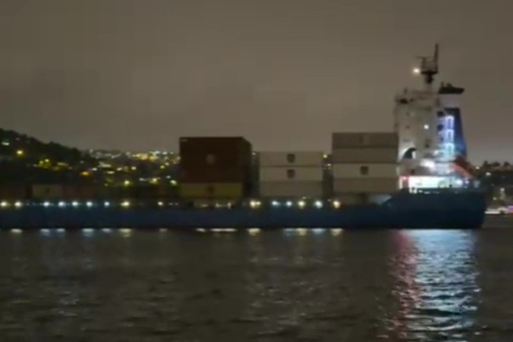 Moments of terror in the Bosphorus! The 147-meter ship that broke down stopped just meters from the shore.