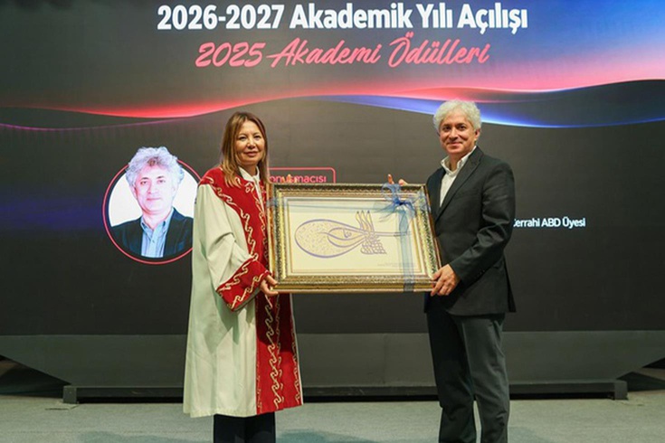 The Rector of Akdeniz University and his wife, a famous surgeon, had a traffic accident; they had performed the first face transplant.