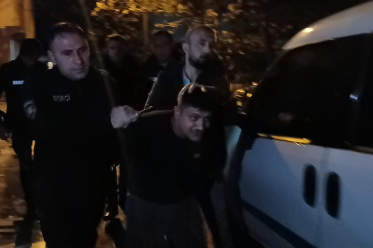 15 yıl cezası olan firariyi yakalamak isteyen polise ateş açıldı: İki şüpheli gözaltında