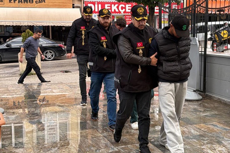 Eskişehir'de sokak ortasında silahlı kavga! 5 gözaltı, 2 tutuklama