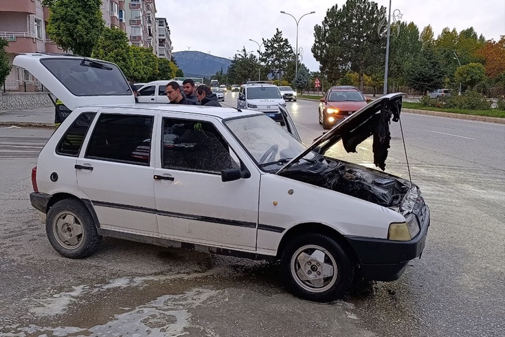 Konya Beyşehir'de seyir halindeki otomobilin motoru yanınca itfaiye söndürdü