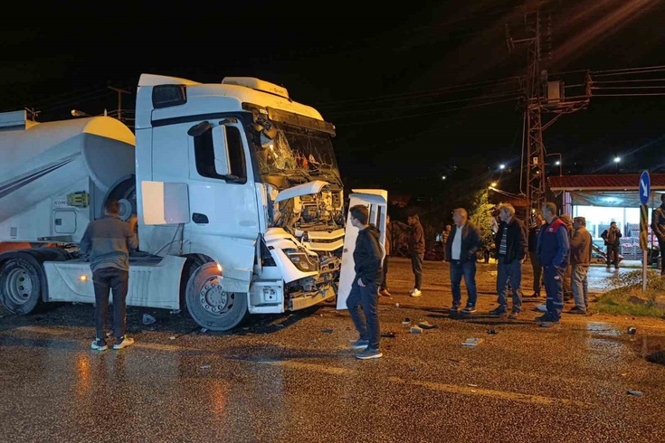 Doğanşehir'de üç araç çarpıştı: Yaralanan yok, hasar büyük
