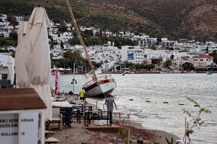 Bodrum'da rüzgar tekneyi karaya oturttu