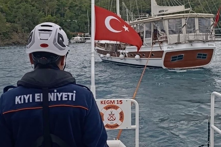 Fethiye açıklarında sürüklenen teknede 2 kişi kurtarıldı