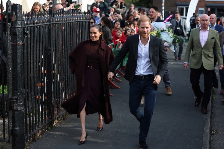 6 yıl sonra İngiltere'ye dönen Prens Harry ve Meghan ilk kez halkın karşısına çıktı! Nottingham'da sevgi gösterisi
