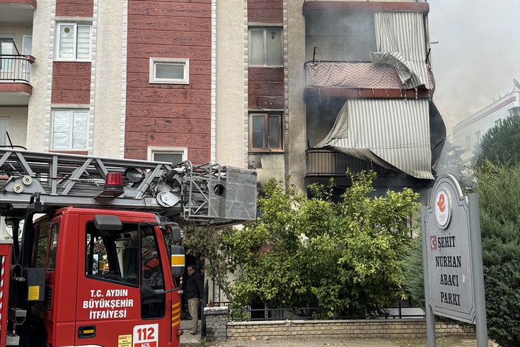 Aydın Efeler'de 4 katlı evde çıkan yangın söndürüldü, ev sahibi dumandan etkilendi