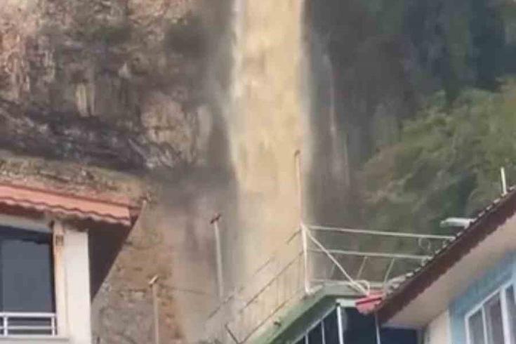Bartın'da sağanak sonrası mazgaldan çıkan fare korkuttu! Evlerin arasından şelale aktı