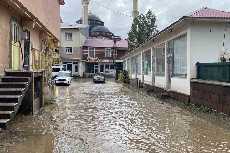 Karlıova'da sağanak sonrası sokaklar göle döndü, esnaf zor anlar yaşadı