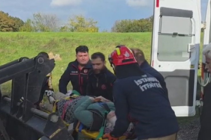 In Çatalca, the overflowing creek blocked the ambulance's path! The woman with the broken arm was taken across by an excavator.