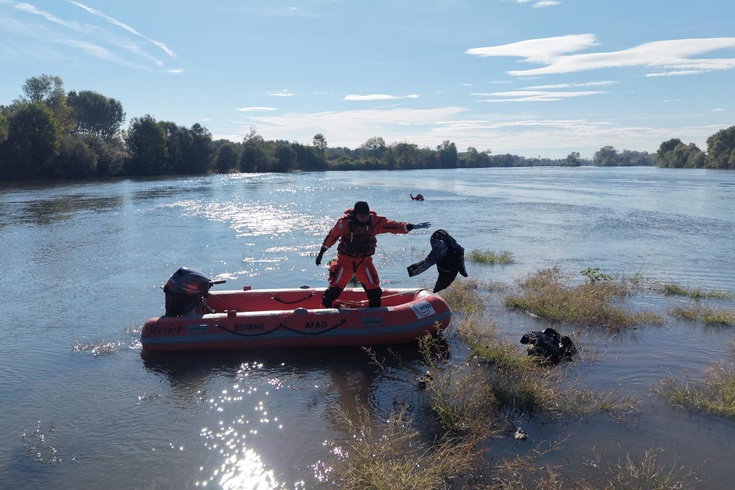 Edirne'de Meriç Nehri'nde göçmen botu alabora oldu! 12 yaşındaki kız öldü, 2 kardeşi kayıp