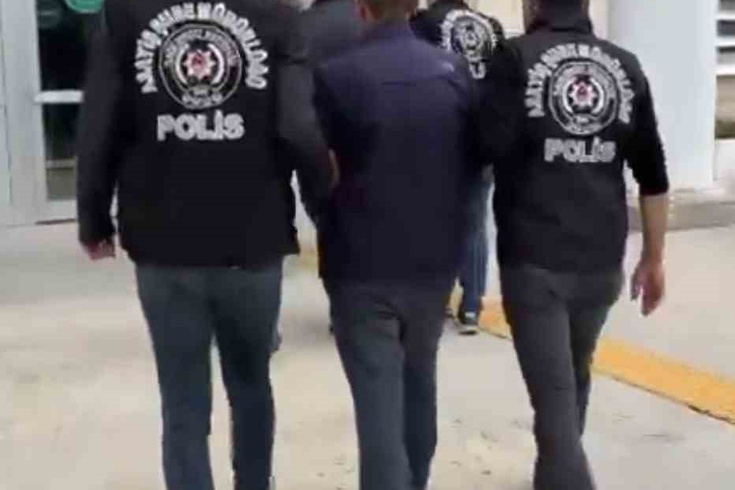 Elazığ'da kendini başkomiser olarak tanıtan dolandırıcılar 72 yaşındaki vatandaşın 1,5 milyon lirasını aldı! 3 şüpheli tutuklandı