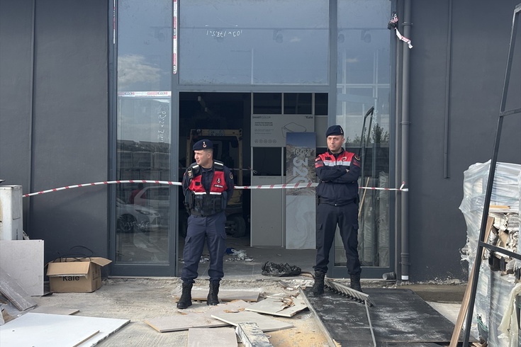 Gaziantep Şahinbey'de mermer stantı devrilince 1 işçi öldü, 1 işçi ağır yaralandı.