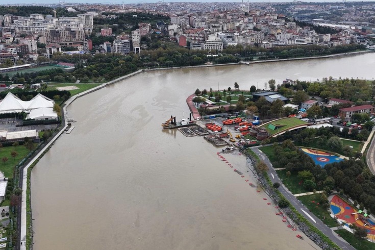 İstanbul'da sel suları Haliç'i kahverengiye çevirdi, değişim havadan görüntülendi