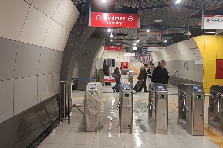 İstanbul'da Yenibosna Metro istasyonunda tavandan su sızdı! Yoğun su akışını gören vatandaşlar şaşkına döndü