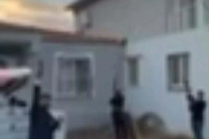 İzmir Foça'da düğünde havaya ateş açanlara operasyon! 14 şüpheliden 7'si tutuklandı, evlerinden silah ve pala çıktı