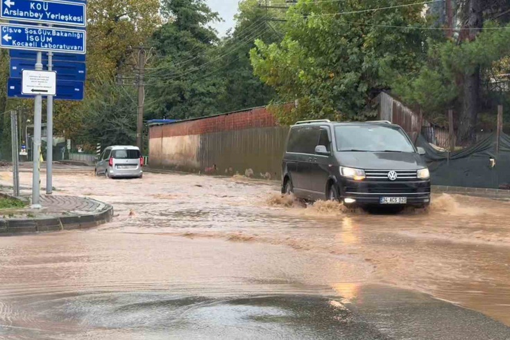 Kocaeli Başiskele'de sağanak ev, depo ve seraları su bastı, araçlar mahsur kaldı