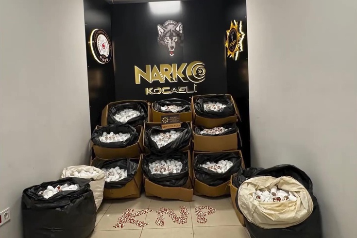 338,000 synthetic drug pills were found in a vehicle stopped on the highway in Izmit! 3 suspects were caught.