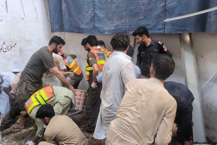 Pakistan'da okulun çatısı çöktü! 28'i çocuk 29 kişi hayatını kaybetti