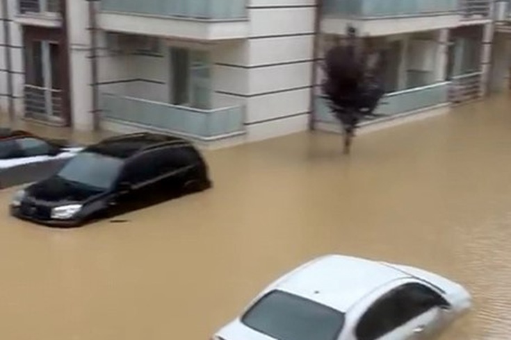 Sakarya'da yağış sonrası taşkın ve toprak kayması