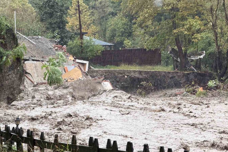 Sapanca'da sel suları dere kenarındaki evi yıktı, o anlar kamerada