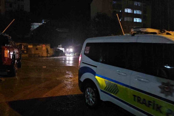 Zonguldak'ta istinat duvarı çöktü! Park halindeki 2 araç toprak altında kaldı, apartman tahliye edildi