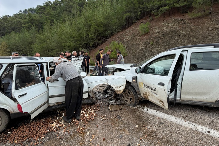 Kozan'da iki aracın çarpıştığı kazada 3 kişi yaralandı: 1'i ağır