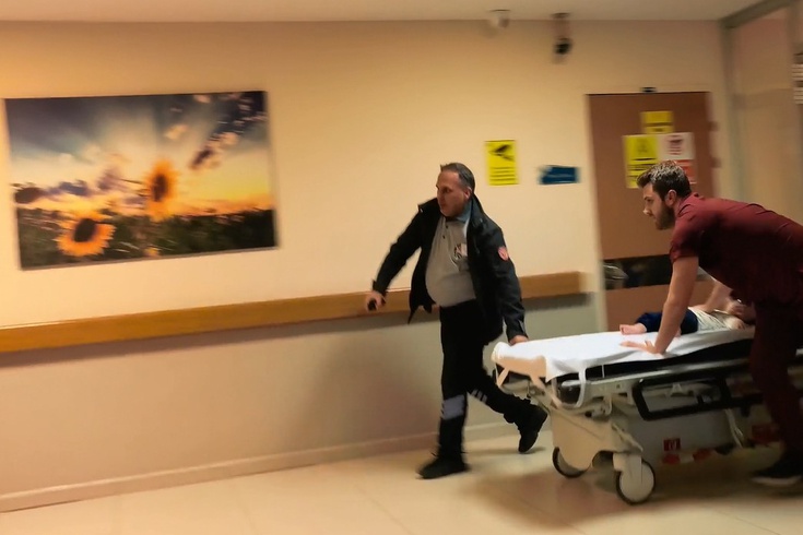 İnegöl'de nefes borusuna tavuk eti kaçan bebek, sedye üzerinde kalp masajıyla hayata döndürüldü