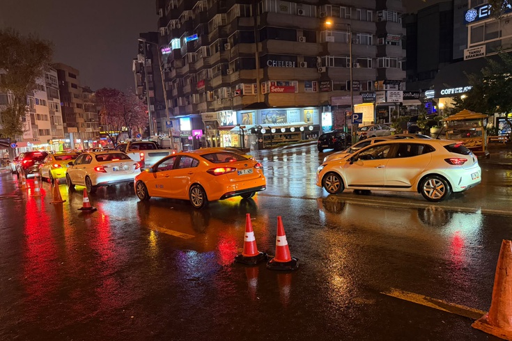 Ankara'da sağanak yaşamı olumsuz etkiledi: Su birikintileri ve trafik aksamaları