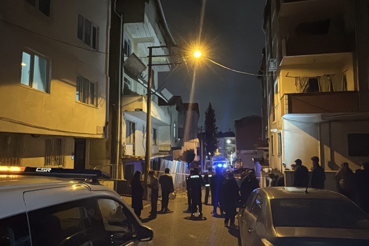 Darıca'da metruk binanın balkonu çöktü, bitişik binadan 2 kişi tahliye edildi