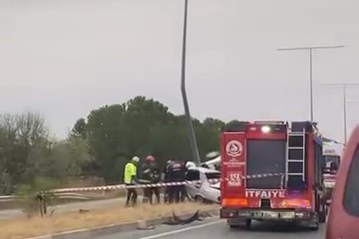 Denizli'de TOFAŞ elektrik direğine çarptı: Sürücü hayatını kaybetti, araç ikiye bölündü