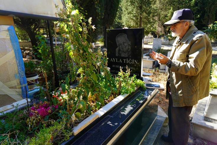The 82-year-old retired officer has been at his wife's grave for 3 years! He reads her favorite novels to her.