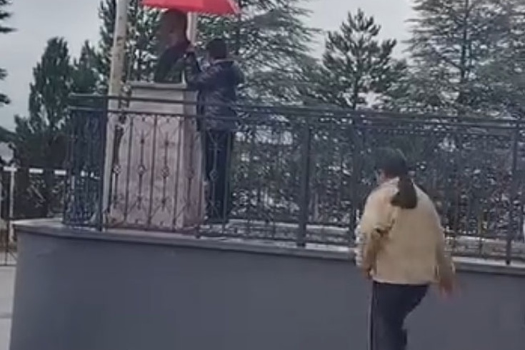 Eskişehir'de öğrenciden Atatürk büstüne şemsiye