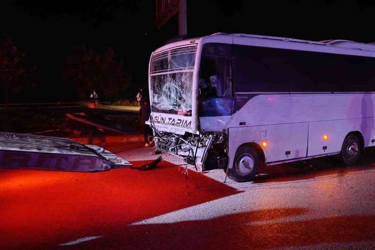 Isparta'da tarım işçilerini taşıyan midibüs TIR'a arkadan çarptı! 17 kişi yaralandı
